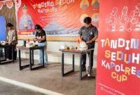 Tiga peserta lomba Tanding Seduh Kapolres Cup sedang menyeduh kopi terbaiknya untuk disuguhi kepada para dewan juri di Kafe Kopi Dari Hati, Timika, Senin (17/8/2026). (Foto: Galeri Papua/Endy Langobelen)