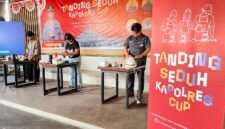 Tiga peserta lomba Tanding Seduh Kapolres Cup sedang menyeduh kopi terbaiknya untuk disuguhi kepada para dewan juri di Kafe Kopi Dari Hati, Timika, Senin (17/8/2026). (Foto: Galeri Papua/Endy Langobelen)
