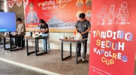 Tiga peserta lomba Tanding Seduh Kapolres Cup sedang menyeduh kopi terbaiknya untuk disuguhi kepada para dewan juri di Kafe Kopi Dari Hati, Timika, Senin (17/8/2026). (Foto: Galeri Papua/Endy Langobelen)