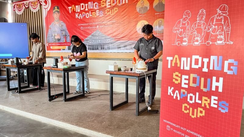Tiga peserta lomba Tanding Seduh Kapolres Cup sedang menyeduh kopi terbaiknya untuk disuguhi kepada para dewan juri di Kafe Kopi Dari Hati, Timika, Senin (17/8/2026). (Foto: Galeri Papua/Endy Langobelen)