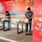 Tiga peserta lomba Tanding Seduh Kapolres Cup sedang menyeduh kopi terbaiknya untuk disuguhi kepada para dewan juri di Kafe Kopi Dari Hati, Timika, Senin (17/8/2026). (Foto: Galeri Papua/Endy Langobelen)
