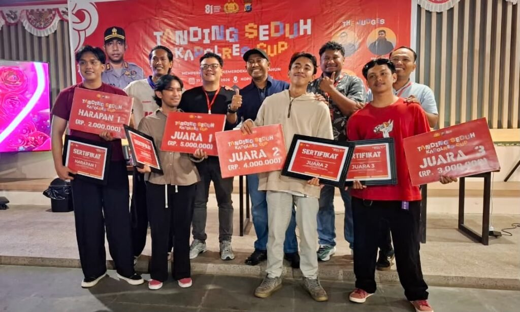 Foto bersama para pemenang, dewan juri, dan Kapolres Mimika. (Foto: Dok. Polres Mimika)