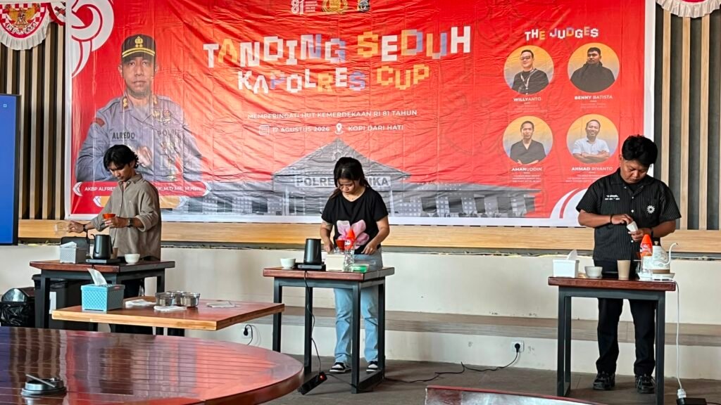 Tiga peserta lomba Tanding Seduh Kapolres Cup sedang menyeduh kopi terbaiknya untuk disuguhi kepada para dewan juri di Kafe Kopi Dari Hati, Timika, Senin (17/8/2026). (Foto: Galeri Papua/Endy Langobelen)