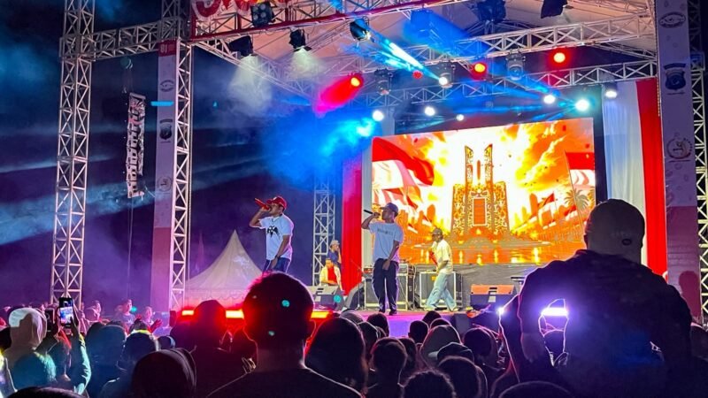 Penampilan 4Life dalam Timika Fest 2026 Konser Kemerdekaan di Lapangan Timika Indah, Senin (17/8/2026) malam. (Foto: Galeri Papua/Endy Langobelen)