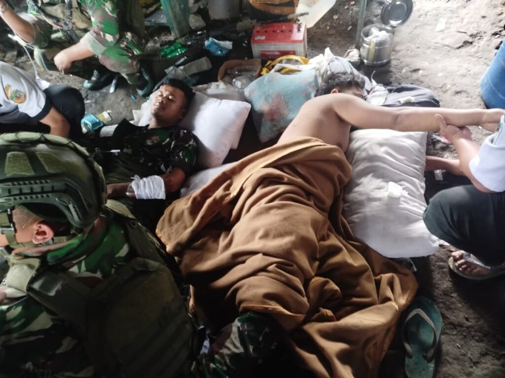 Beberapa anggota TNI terkena tembakan dalam peristiwa kontak tembak di Distrik Jila, Kabupaten Mimika, Papua Tengah, Senin (17/8/2026). (Foto: Istimewa)