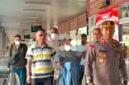 Pelaku saat tiba di Bandara Mozes Kilangin dan disambut Kapolres Mimika, AKBP Alredo Agustinus Rumbiak, pada Selasa (18/8/2026). (Foto: Polres Mimika)