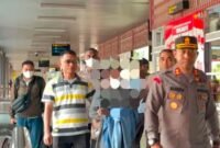 Pelaku saat tiba di Bandara Mozes Kilangin dan disambut Kapolres Mimika, AKBP Alredo Agustinus Rumbiak, pada Selasa (18/8/2026). (Foto: Polres Mimika)