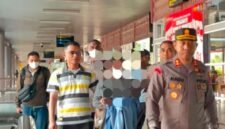 Pelaku saat tiba di Bandara Mozes Kilangin dan disambut Kapolres Mimika, AKBP Alredo Agustinus Rumbiak, pada Selasa (18/8/2026). (Foto: Polres Mimika)
