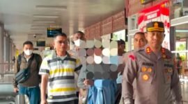 Pelaku saat tiba di Bandara Mozes Kilangin dan disambut Kapolres Mimika, AKBP Alredo Agustinus Rumbiak, pada Selasa (18/8/2026). (Foto: Polres Mimika)