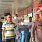 Pelaku saat tiba di Bandara Mozes Kilangin dan disambut Kapolres Mimika, AKBP Alredo Agustinus Rumbiak, pada Selasa (18/8/2026). (Foto: Polres Mimika)