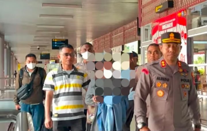 Pelaku saat tiba di Bandara Mozes Kilangin dan disambut Kapolres Mimika, AKBP Alredo Agustinus Rumbiak, pada Selasa (18/8/2026). (Foto: Polres Mimika)