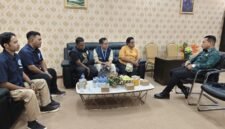Amungsa Foundation bersama UNICEF melakukan audiensi dengan Ketua Komisi C DPRK Mimika, Herman Ghafur, untuk mendorong terbentuknya Perda tentang malaria, Kamis (20/8/2026). (Foto: Dok. Amungsa Foundation)
