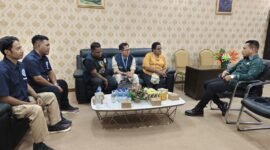 Amungsa Foundation bersama UNICEF melakukan audiensi dengan Ketua Komisi C DPRK Mimika, Herman Ghafur, untuk mendorong terbentuknya Perda tentang malaria, Kamis (20/8/2026). (Foto: Dok. Amungsa Foundation)