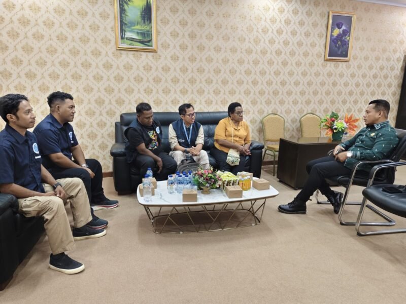 Amungsa Foundation bersama UNICEF melakukan audiensi dengan Ketua Komisi C DPRK Mimika, Herman Ghafur, untuk mendorong terbentuknya Perda tentang malaria, Kamis (20/8/2026). (Foto: Dok. Amungsa Foundation)