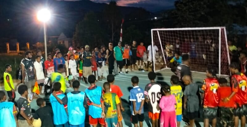 Lomba futsal anak yang digelar oleh Keondofoloan Asli Waena EBHAINYE HAYENAI, Ondofolo Khambuyouge Kambu di halaman Alobhuai atau kintal Ondofolo Khambuyouge Kambu, RT 002/RW 13, Kelurahan Waena, Senin (17/8/2026). (Foto: Istimewa)