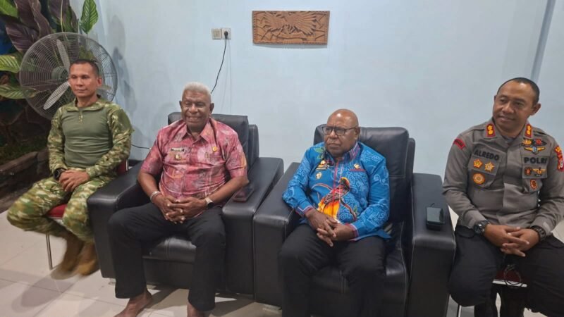 Konferensi Pers Bupati dan Wakil Bupati Mimika bersama Kapolres dan Dandim dalam menyikapi situasi di Distrik Jila, Mimika, Papua Tengah, Kamis (20/8/2026). (Foto: Istimewa)