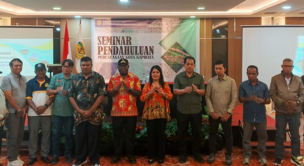 Foto bersama usai pembukaan Seminar Pendahuluan Perencanaan Kota Kapiraya di Ballroom Hotel Horison Diana Timika, Jumat (21/8/2026). (Foto: Galeri Papua/Kevin Kurni)