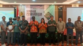 Foto bersama usai pembukaan Seminar Pendahuluan Perencanaan Kota Kapiraya di Ballroom Hotel Horison Diana Timika, Jumat (21/8/2026). (Foto: Galeri Papua/Kevin Kurni)