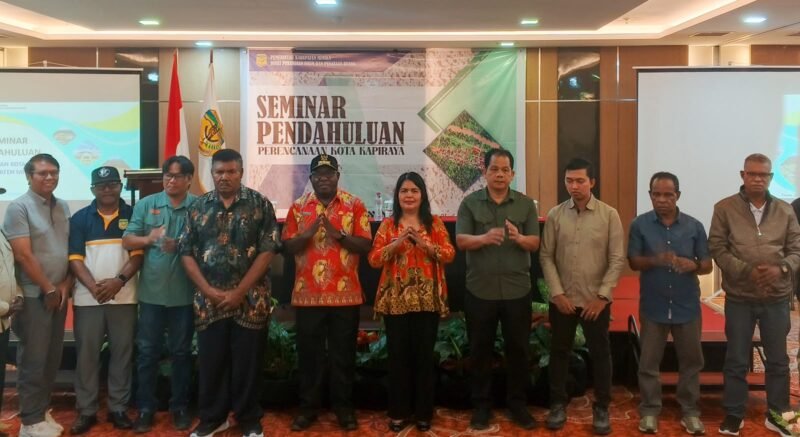 Foto bersama usai pembukaan Seminar Pendahuluan Perencanaan Kota Kapiraya di Ballroom Hotel Horison Diana Timika, Jumat (21/8/2026). (Foto: Galeri Papua/Kevin Kurni)