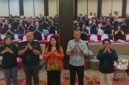Foto bersama dalam kegiatan Sosialisasi Sekolah yang Berwawasan Lingkungan yang digelar Dinas Lingkungan Hidup di Ballroom Hotel Horison Diana, Mimika, Jumat (21/8/2026). (Foto: Galeri Papua/Kevin Kurni)