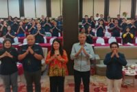 Foto bersama dalam kegiatan Sosialisasi Sekolah yang Berwawasan Lingkungan yang digelar Dinas Lingkungan Hidup di Ballroom Hotel Horison Diana, Mimika, Jumat (21/8/2026). (Foto: Galeri Papua/Kevin Kurni)
