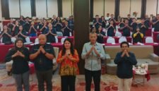 Foto bersama dalam kegiatan Sosialisasi Sekolah yang Berwawasan Lingkungan yang digelar Dinas Lingkungan Hidup di Ballroom Hotel Horison Diana, Mimika, Jumat (21/8/2026). (Foto: Galeri Papua/Kevin Kurni)