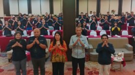 Foto bersama dalam kegiatan Sosialisasi Sekolah yang Berwawasan Lingkungan yang digelar Dinas Lingkungan Hidup di Ballroom Hotel Horison Diana, Mimika, Jumat (21/8/2026). (Foto: Galeri Papua/Kevin Kurni)