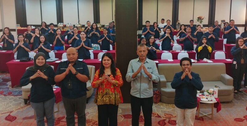 Foto bersama dalam kegiatan Sosialisasi Sekolah yang Berwawasan Lingkungan yang digelar Dinas Lingkungan Hidup di Ballroom Hotel Horison Diana, Mimika, Jumat (21/8/2026). (Foto: Galeri Papua/Kevin Kurni)