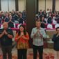 Foto bersama dalam kegiatan Sosialisasi Sekolah yang Berwawasan Lingkungan yang digelar Dinas Lingkungan Hidup di Ballroom Hotel Horison Diana, Mimika, Jumat (21/8/2026). (Foto: Galeri Papua/Kevin Kurni)
