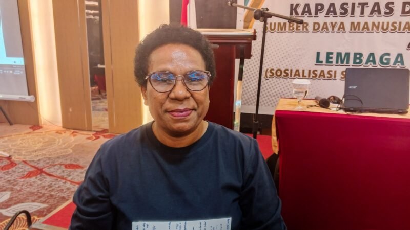 Kepala Bidang Penataan dan Peningkatan Kapasitas Lingkungan Hidup (PPKLH) DLH Mimika, Maria Leisubun. (Foto: Galeri Papua/Kevin Kurni)
