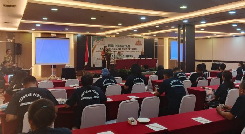 Suasana kegiatan Sosialisasi Sekolah yang Berwawasan Lingkungan di Kabupaten Mimika, yang digelar DLH di Ballroom Hotel Horizon Diana Mimika, Jumat (21/8/2026). (Foto: Galeri Papua/Kevin Kurni)