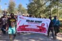 Ratusan masyarakat mengikuti Jalan Sehat Kemerdekaan yang digelar LMA Kabupaten Puncak di Kota Ilaga, Sabtu (22/8/2026). (Foto: Istimewa)