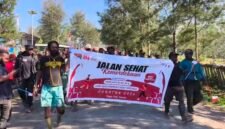 Ratusan masyarakat mengikuti Jalan Sehat Kemerdekaan yang digelar LMA Kabupaten Puncak di Kota Ilaga, Sabtu (22/8/2026). (Foto: Istimewa)