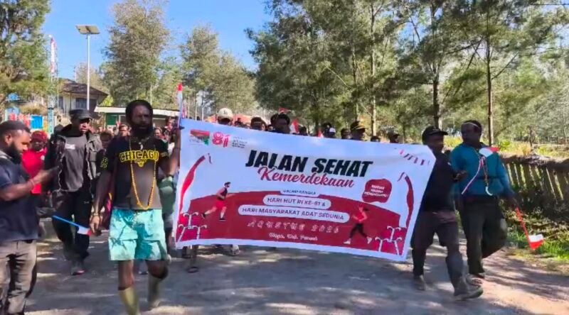 Ratusan masyarakat mengikuti Jalan Sehat Kemerdekaan yang digelar LMA Kabupaten Puncak di Kota Ilaga, Sabtu (22/8/2026). (Foto: Istimewa)