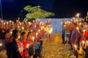 Puluhan warga Nduga menggelar ibadah dan menyalakan lilin di Kilometer 11, Mimika, Papua Tengah, pada Sabtu (22/8/2026). (Foto: Galeri Papua/Endy Langobelen)