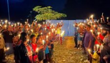 Puluhan warga Nduga menggelar ibadah dan menyalakan lilin di Kilometer 11, Mimika, Papua Tengah, pada Sabtu (22/8/2026). (Foto: Galeri Papua/Endy Langobelen)