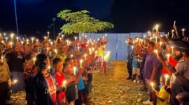 Puluhan warga Nduga menggelar ibadah dan menyalakan lilin di Kilometer 11, Mimika, Papua Tengah, pada Sabtu (22/8/2026). (Foto: Galeri Papua/Endy Langobelen)