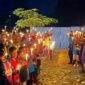 Puluhan warga Nduga menggelar ibadah dan menyalakan lilin di Kilometer 11, Mimika, Papua Tengah, pada Sabtu (22/8/2026). (Foto: Galeri Papua/Endy Langobelen)