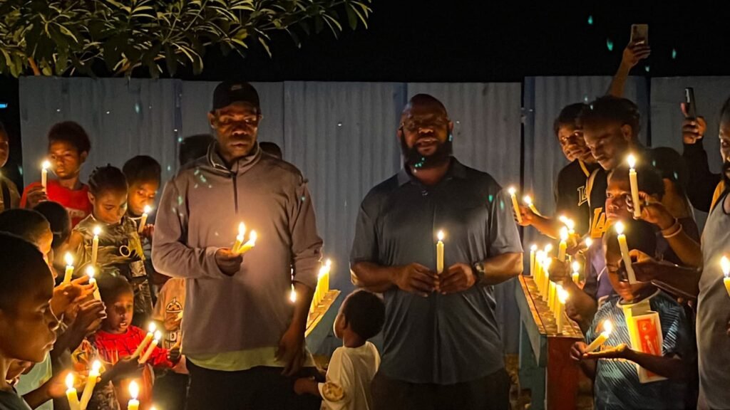 Pale Gwijangge (kanan) dan Aptoro Lokbere (kiri). (Foto: Galeri Papua/Endy Langobelen)