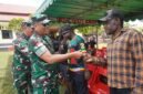 Panglima Kodam XVII/Cenderawasih, Mayjen TNI Febriel Buyung Sikumbang, bersama beberapa tokoh masyarakat. (Foto: Istimewa)