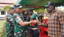 Panglima Kodam XVII/Cenderawasih, Mayjen TNI Febriel Buyung Sikumbang, bersama beberapa tokoh masyarakat. (Foto: Istimewa)