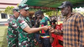 Panglima Kodam XVII/Cenderawasih, Mayjen TNI Febriel Buyung Sikumbang, bersama beberapa tokoh masyarakat. (Foto: Istimewa)