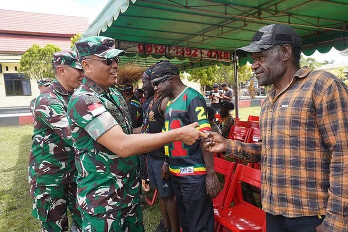 Panglima Kodam XVII/Cenderawasih, Mayjen TNI Febriel Buyung Sikumbang, bersama beberapa tokoh masyarakat. (Foto: Istimewa)