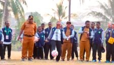 Kepala Dinas Pendidikan dan Kebudayaan Provinsi Papua Tengah membuka kick off GSI Tingkat SMP Papua Tengah secara simbolis, Senin (24/8/2026). (Foto: Dok. Humas Provinsi Papua Tengah)