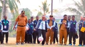 Kepala Dinas Pendidikan dan Kebudayaan Provinsi Papua Tengah membuka kick off GSI Tingkat SMP Papua Tengah secara simbolis, Senin (24/8/2026). (Foto: Dok. Humas Provinsi Papua Tengah)