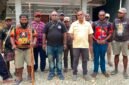 Ketua FPHS Tsingwarop, Arnold Beanal, bersama jajaran pengurus saat menyampaikan pernyataan sikap di Kantor FPHS di Jalan C. Heatubun, Selasa (25/8/2026). (Foto: Galeri Papua/Ahmad)