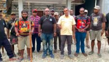 Ketua FPHS Tsingwarop, Arnold Beanal, bersama jajaran pengurus saat menyampaikan pernyataan sikap di Kantor FPHS di Jalan C. Heatubun, Selasa (25/8/2026). (Foto: Galeri Papua/Ahmad)