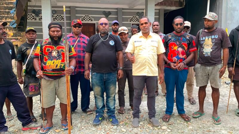 Ketua FPHS Tsingwarop, Arnold Beanal, bersama jajaran pengurus saat menyampaikan pernyataan sikap di Kantor FPHS di Jalan C. Heatubun, Selasa (25/8/2026). (Foto: Galeri Papua/Ahmad)