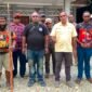 Ketua LMA Tsingwarop, Arnold Beanal, bersama jajaran pengurus saat menyampaikan pernyataan sikap di Kantor FPHS di Jalan C. Heatubun, Selasa (25/8/2026). (Foto: Galeri Papua/Ahmad)