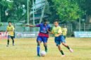 Duel sengit di lini tengah antara pemain Kabupaten Mimika dan Kabupaten Paniai, Selasa (25/8/2026).(Foto: Galeri Papua/Benaz)
